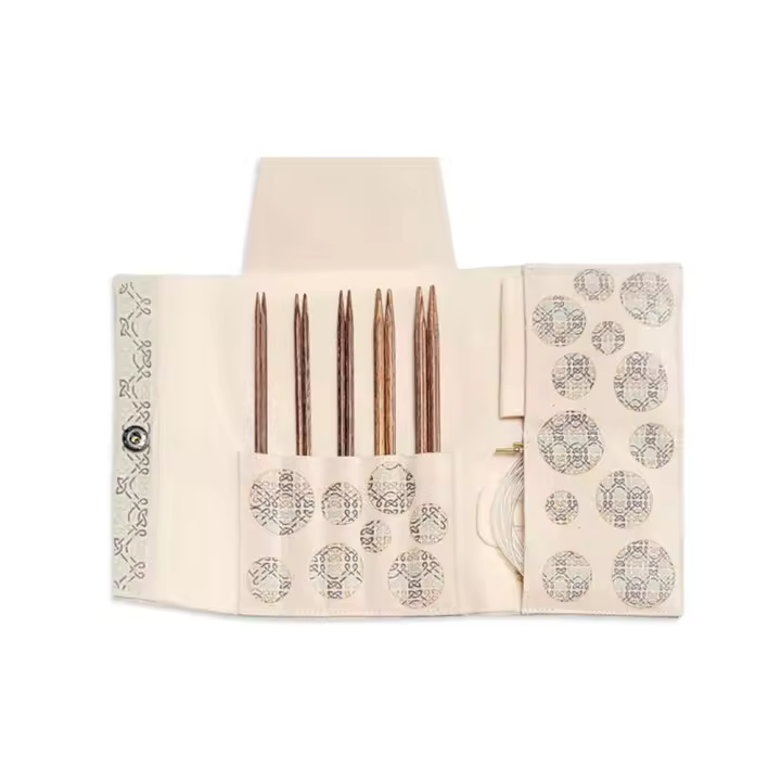 PONY - 49156 Estuche de agujas circular intercambiable de 3 maderas de 14cm con 5 agujas de los tamaños 3, 3,50, 4, 5 y 6,00mm con 4 cables ( 1 cable 60cm, 2 cables 80cm, 1 cable 100cm con ajuste Glydon) - 1