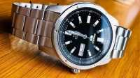 reloj automático hombre Seiko 5 SNKN13J1 42mm 50m WR Hecho en Japón correa de acero 7S26 - details 2