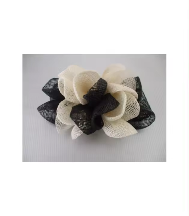 Sombrero de Sinamay con Flor Elegante en Color Marfil - 1