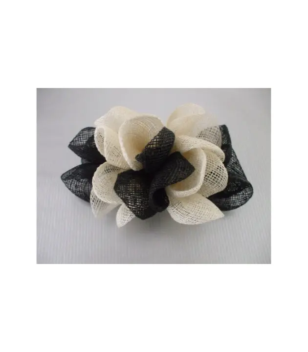 Sombrero de Sinamay con Flor Elegante en Color Marfil - 1