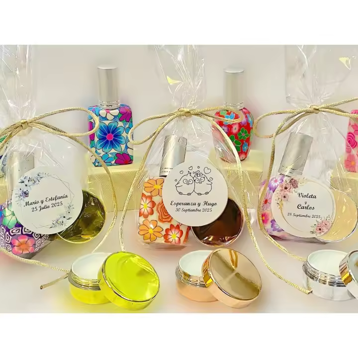 bálsamo de labios aroma vainilla y atomizador de cristal en bolsa de regalo con lazo y pegatina personalizada de boda regalos originales para invitados de boda personalizados detalles para invitadas de boda - 1
