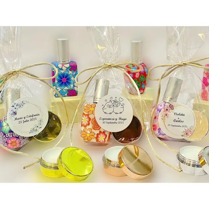 bálsamo de labios aroma vainilla y atomizador de cristal en bolsa de regalo con lazo y pegatina personalizada de boda regalos originales para invitados de boda personalizados detalles para invitadas de boda - 1