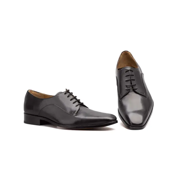 Mº4007 Negro  Hecho en España Zapatos Hombre Piel Negro Numeración: 39-45 Marca: Ibérico Elegantes zapatos Oxford de corte de piel en un tono negro pulido. Estos zapatos, con su diseño clásico y atemporal, cuentan con una suela de cuero autén - 1