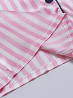 Conjunto De Pijama De Satén Casual Para Mujer Con Estampado Rayado Y Bordado De Letras Con Bolsillo Manga Corta Y Shorts Cuello En V Y Detalles De Botones - details 3