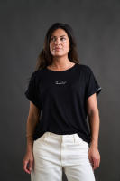 Camiseta básica negra "Actitud +" de Anabel Lee. Camiseta básica de Anabel Lee con detalles bordados. Fondo de armario atemporal y básico con su toque de distinción. - details 3