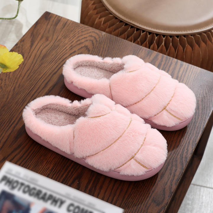 MOV Pantuflas de felpa suave en marrón y rosa – diseño acogedor con costuras y ribete dorado, ideales para el hogar.