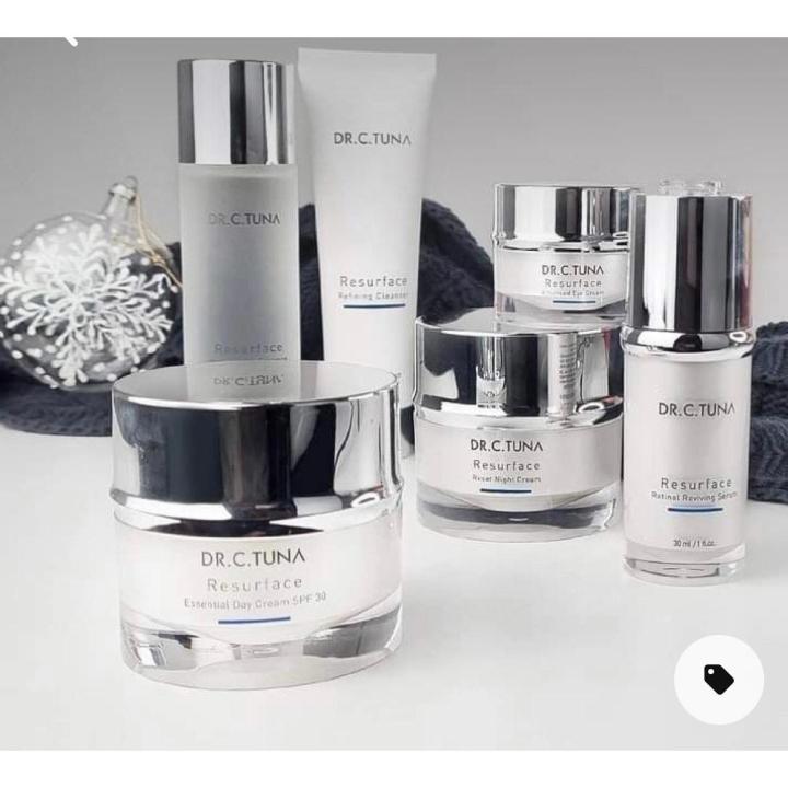 Dr. C. Tuna set Resurface de farmasi, compuesto por limpiador, tónico, sérum, contorno de ojos e hidratante de día y de noche.