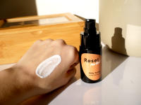 Crema protector solar SPF50+. Protege, regula y matifíca. Crema solar facial muy fluida, no grasa y de rápida absorción con protección muy alta. SPF50+ de amplio espectro frente UVB, UVA, IR, HEV (luz azul) y polución. - PIÑA TURNER -RFB RESET FREE BEAUTY - details 2