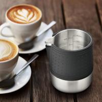 Jarra para espumar leche, jarra vaporizadora de leche de acero inoxidable de 12 oz con pico redondeado, jarra para leche espresso con almohadillas de agarre de silicona resistentes al calor, máquina de espresso, arte latte, color plateado - details 1