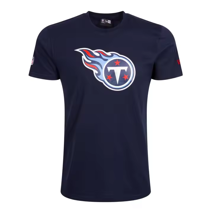 NOS NFL REGULAR TEE TENTIT OSBWHI: Camiseta NFL Regular Tennessee Titans en blanco y oscuro. Diseño moderno y cómodo para los seguidores del equipo, perfecta para quienes buscan un look deportivo y relajado. ✅ Entrega 24/72h a España (península). - 1