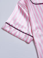 Conjunto De Pijama De Satén Casual Para Mujer Con Estampado Rayado Y Bordado De Letras Con Bolsillo Manga Corta Y Shorts Cuello En V Y Detalles De Botones - details 4