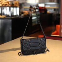 Bolso De Hombro PU Trendy Para Mujer Bolso De Mano Casual Con Cadena Decorativa Estilo Envelope Cuadrado Moda Bolso Bandolera - details 2