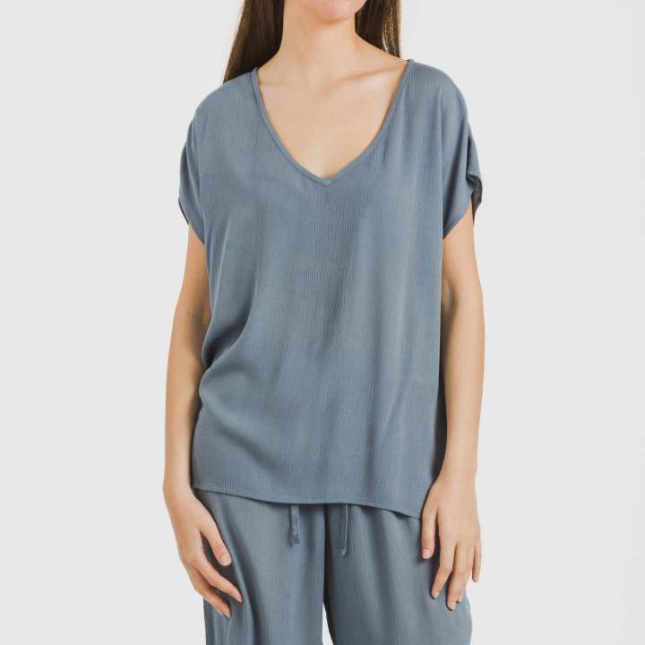 Camiseta Holgada Índigo de Manga Corta Fluida y Escote en "V" con Tejido de Viscosa Bambula, Disponible en Colores Lisos y Tallas S/M, L/XL – Ideal para Looks Casual y Estilo Versátil, Ofrece Comodida