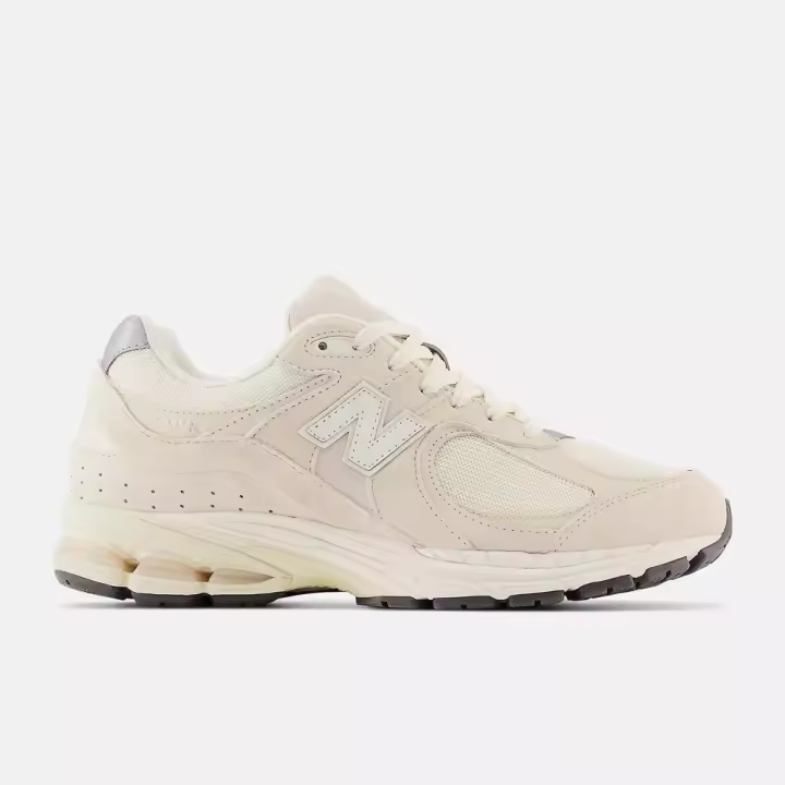 Zapatillas New Balance 2002 Beige Calm taupe con angora y silver metalic - 1