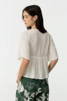Camisa Willow de Tifossi. Camiseta blanca con hilos plateados, la zona del pecho es con forma de nido de abeja, se adapta perfectamente. Las mangas son anchas, aportando mayor comodidad - details 1