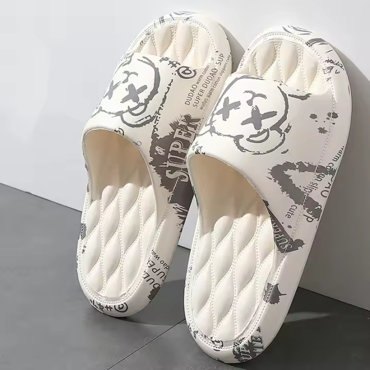 Zapatillas De Hombre Con Estampado De Graffiti Para El Hogar Y La Playa Antideslizantes Y Confortables EVA Gruesa Para Verano - 1