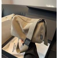 Bolso De Hombro Para Mujer De Terciopelo En Color Sólido Bolso Cruzado Casual De Cuero Synthético Con Asa Larga - details 4