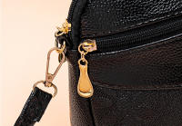 Bolso De Hombro Para Mujer En Cuero PU Sólido Moda Bolso Cruzado Small Bolsas Femininas Con Cierre De Cremallera Y Decoración De Flores - details 15
