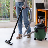XSQUO Useful Tech PowerVac Plus Aspiradora de sólidos líquidos, función soplado 1200w, aspiración 19kpa, soplado 16 m2/min, capacidad 1.8 Litro, carcasa anti impactos. Fácil desplazamiento. Cable alimentación 5 mts. manguera 1.5 mts  Radio acción 8 metros - details 1