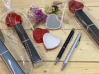 Lote de 10/15 bálsamo de labios en forma de corazón con espejo y bolígrafo de aluminio Antonio Miró en bolsa de regalo - Regalos para invitados de Boda, Comuniones, Bautizos, aniversarios, cumpleaños - details 1