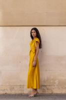 PuntoSalao Vestido satinado largo detalle drapeado para mujer color naranja - Un Este vestido está confeccionado con un satín suave y brillante que aporta un toque de lujo y sofisticación. - details 1