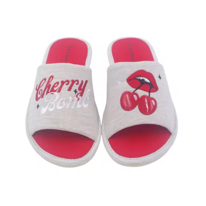 Zapatilla Casa "Cherry Bomb" Especial Parquet. Referencia: P436 Cerezas GARZON Zapatillas  Zapatilla de casa cómoda para mujer, fabricadas en suaves tejidos con diferentes bordados "labios y cerezas" en un pie y Frase "Cherry Bomb" en otro pie - 1