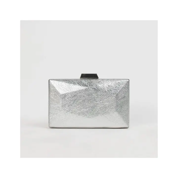 Bolso de mano clutch bodas eventos en polipiel con textura y color metalizado plata - 1