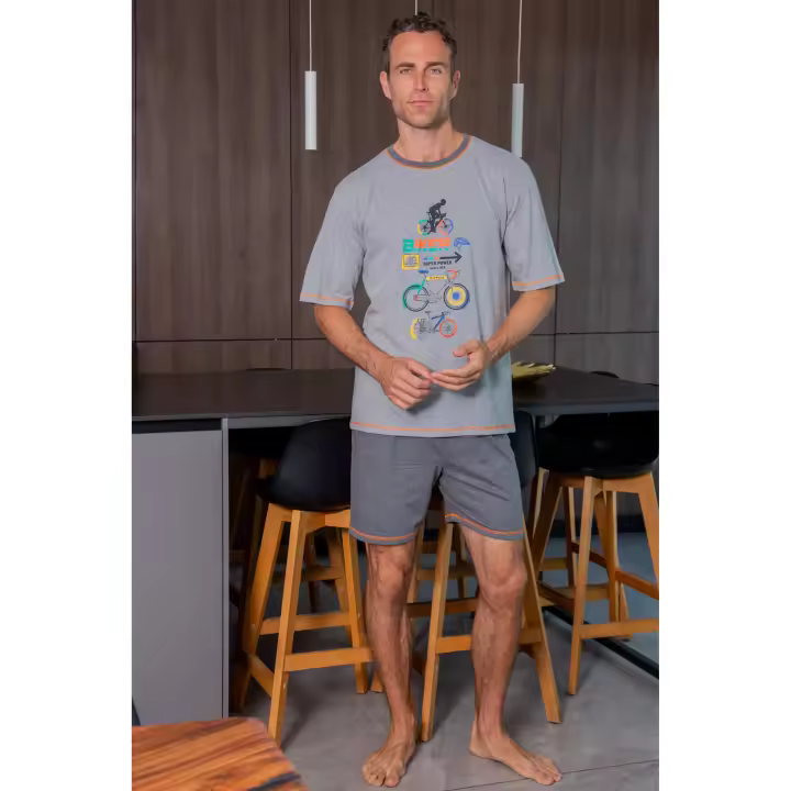 Mulsher Pijama Verano Hombre. Pijama Hombre Verano Gris de Muslher. 255014. Pijama hombre algodón de manga corta. Parte superior gris con estampado de “bicicletas” en el pecho. Pantalón corto liso en gris. - 1