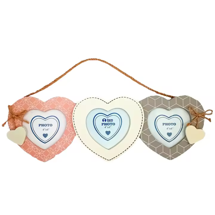 Portafotos múltiple de madera para colgar con espacio para tres fotos de 4" x 4" (9 x 9 cm) con forma de corazón en tonos pasteles - dispone de una cuerda para poder colgarlo en la pared - Regalo ideal, práctico y memorable para las personas más queridas - 1