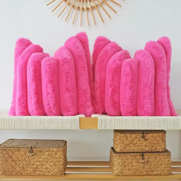 fundas de almohada decorativas de felpa de piel sintética para sofá, fundas de almohada suaves y esponjosas con rayas anchas (rosa fuerte, 18 x 18 pulgadas) - 1