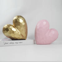 Estatua De Resina Dorada En Forma De Corazón Geométrico Decoración Moderna Para El Hogar Regalo Creativo Para Bodas Y Días De San Valentín - details 4