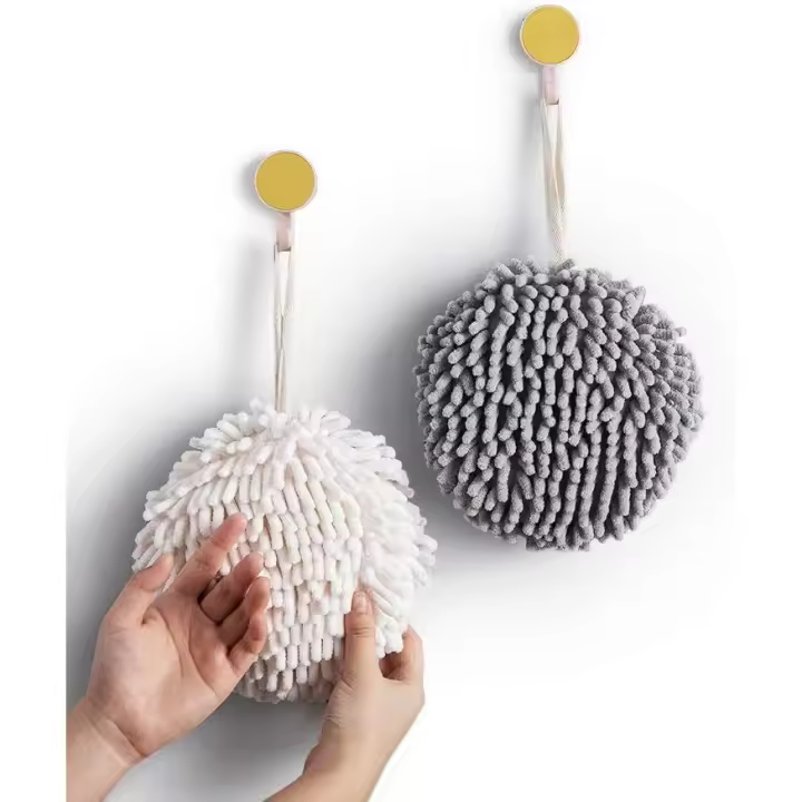 Toalla de bola difusa (Juego de 2): Seque sus manuales at Instante y de manera convenient with Este juego de toallas de baño Creative Toallas Decorativas para baño (paquete de 2) - 1
