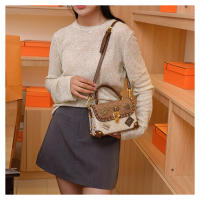 Bolso De Hombro Para Mujer Estilo Retro Con Decoración De Insignia De Oso Exquisito Bolso Cruzado De PU Suave Con Lining De Poliéster - details 3
