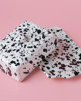 Mantequillera de Cerámica Grande Artesanal - Plato para Mantequilla - Diseño Rústico Hecho a Mano - Cerámica Española - Plato Decoración de Cocina - Blanco con motas Negras Diseño Vintage GALAXY - Alfar Tierra Cocida - details 1