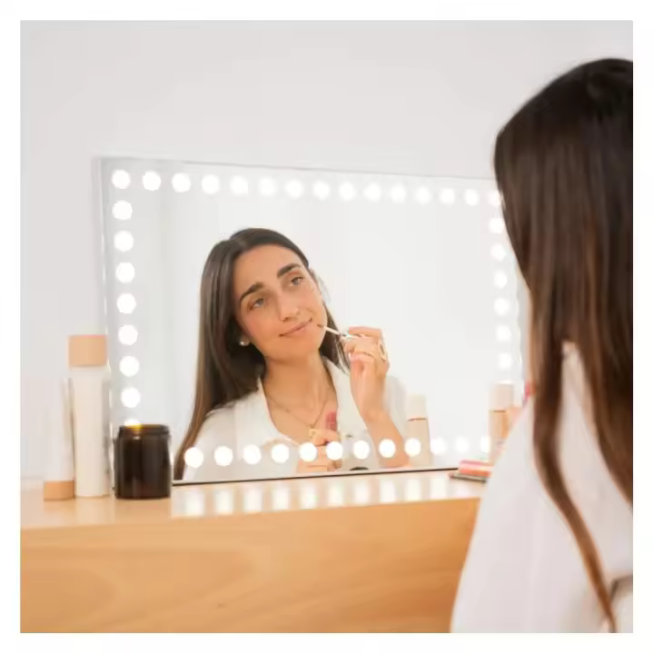 APLIKE BATHROOM LIGHTING - Modelo Atenas Hollywood | Espejo de Maquillaje con Luz LED Ajustable (3000 a 6000K) - 60 x 40 cm - Sensor Táctil y Fácil Instalación - Iluminación Ajustable - 1