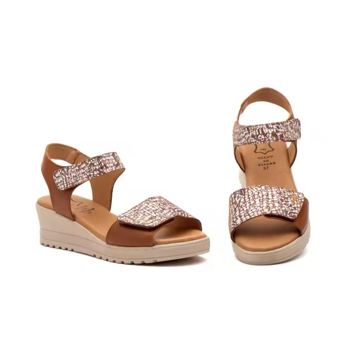 AE-647 Blanco-Cuero y Negro Colores Hecho en España Sandalis Mujer Piel Blanco Colores Numeración: 35-41 Marca: JAM Sandalia de cuña para mujer con diseño moderno y confortable. Fabricada en piel natural blanca con detalles en estampado multicolor textu - 1