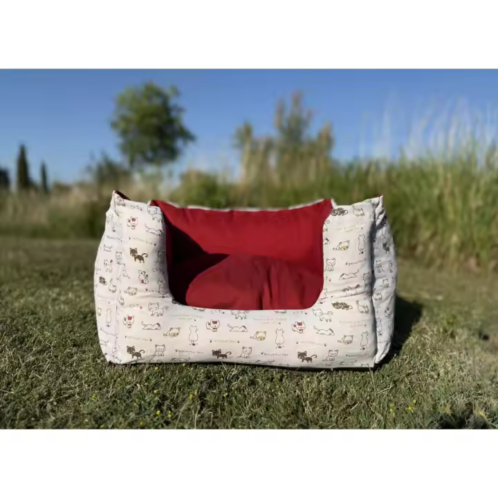 BedsPaw Cama Premium para Perros o Gatos – Diseño Elegante y Almohada Extraíble Lavable  Esta camita de diseño rectangular combina un exterior rojo elegante con un interior estampado de adorables dibujos de gatos. - 1