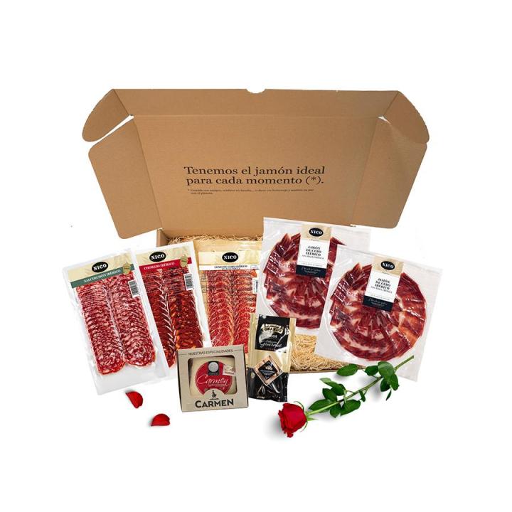 NICO - Pack Cena Ibérica  Romántica – La experiencia gourmet para enamorar. 2 unidades de 90 gramos (aprox.) de jamón de cebo ibér. 100 gde salchichón de bellota loncheado. 100 gde chorizo de bellota loncheado.  90 gde lomo de cebo ibérico,. Cuña de queso