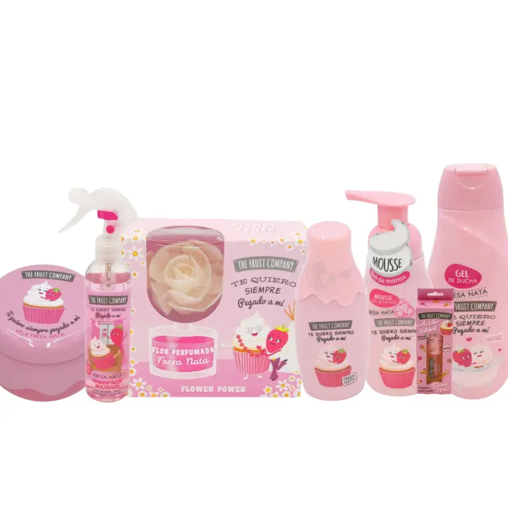 Pack The Fruit Company – Set Completo de 7 Productos Fresa y Nata en Súper Oferta: Aceite Labial, Ambientador, Mousse Jabón de Manos, Eau de Toilette, Vela Aromática y Gel de Ducha. Aromas Suaves y Dulces, Perfecto para Regalar. Limpia y Brilla - 1