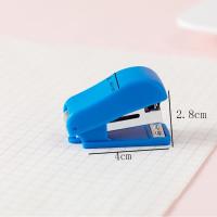 Estapador Mini De Plástico Para Estudiantes Set De 1 Pieza Herramienta De Oficina Manual Estapador Lindo Y Compacto - details 1