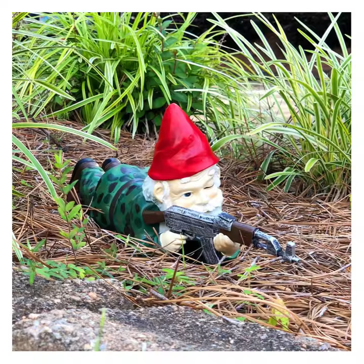 Funny Army Garden Gnome estatua resina excretor césped ornamento figura exculpaory interior en Aire Libre Home Yard - 1