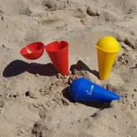 LILI HOME ♻️ Pack x3 Ceniceros de Playa – ¡Cuidá el entorno con estilo! 🎨 Colores surtidos: Se envían en colores aleatorios 🧱 Material: Plástico resistente de alta calidad  Son ideales para mantener la arena limpia y libre de colillas. Reutiliz - details 3