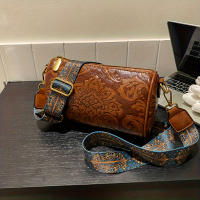 Bolso De Hombro Cruzado Estilizado Chino Para Mujeres Bolso Cilíndrico Con Relieve De Flor Cierre De Cremallera Material PU Y Lona Interior - details 12