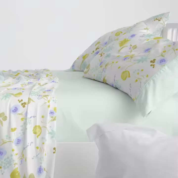 Juego de sábanas. Diseño 140. BURRITO BLANCO. Incluye sábana encimera, bajera y 1 o 2 fundas de almohada. Estampado de flores acuareladas. Disponible en color Verde agua y melocotón. 50% Algodón- 50% poliéster. Tamaños 90, 105, 135, 150-160 y 180cm. - 1