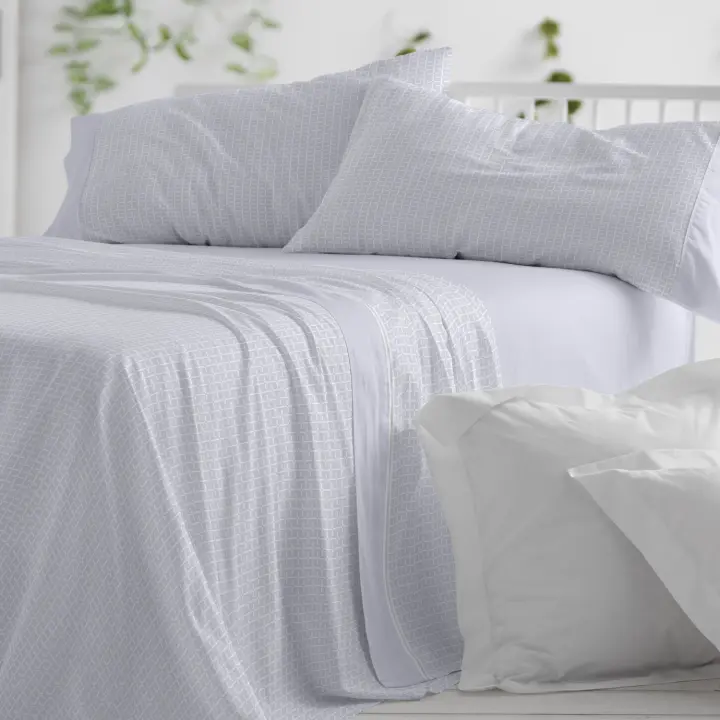 Juego de sábanas 50% Algodón- 50% poliéster. Disponible en cama de 90, 105, 135, 150, 150-160 y 180cm. Color Azul plomo, oliva y avena. Larga duración. - 1