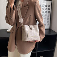 Bolso De Hombro Estilo Bucket Moda Con Correa Ancha Y Ligera Lujo Para Mujer Bolsa De PU Con Lining De Poliéster Forma De Olla Cierre De Cremallera - details 3