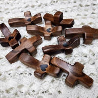3pcs Cruz De Madera Con Corazón De Epoxy Para Llevar En El Bolsillo Regalo De Aliento Emocional Soporte Personal - details 5