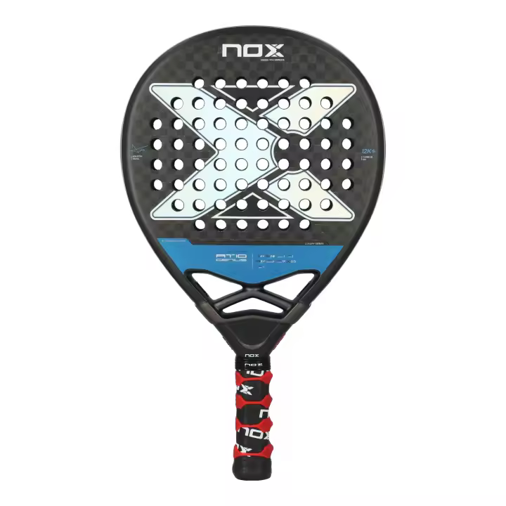 PALA NOX AT10 GENIUS 12K AGUSTIN TAPIA 2024, forma parte de la colección 2024 serie Luxury, en colaboración con el famoso jugador de pádel Agustín Tapia. Esta pala ha sido meticulosamente creada para satisfacer las demandas de los jugadores más exigentes. - 1
