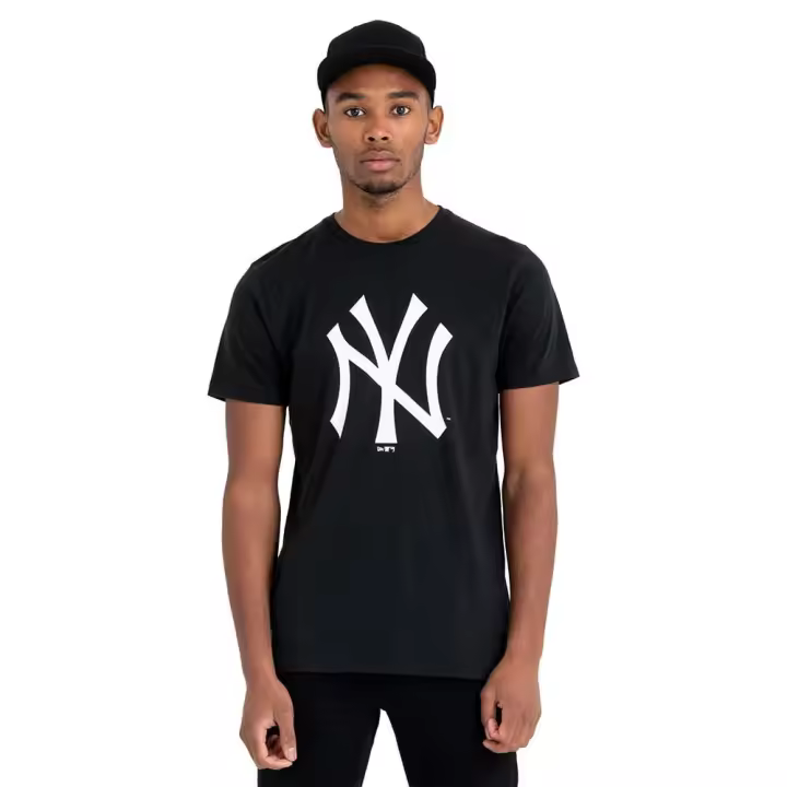 NOS MLB REGULAR TEE NEYYAN: Camiseta MLB Regular New York Yankees. Ideal para un look casual, perfecta para los fanáticos que buscan comodidad mientras muestran su apoyo al equipo. ✅ Entrega 24/72h a España (península). - 1