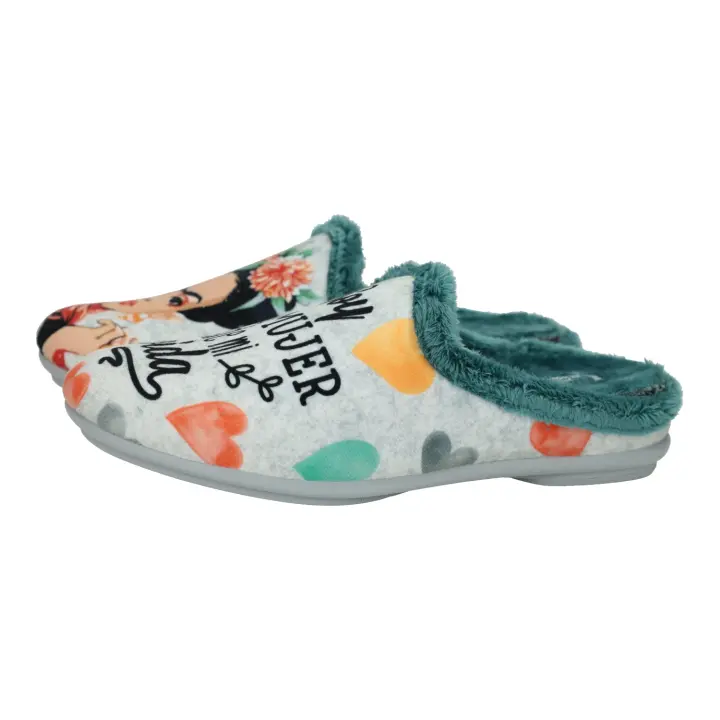 Zapatillas Casa marca VULCA-BICHA para mujer en color verde. Zapatillas de estar por casa para mujer, con estampado de Frida Kahlo animada, chinelas de invierno con plantilla extraible, hechas en España - 1
